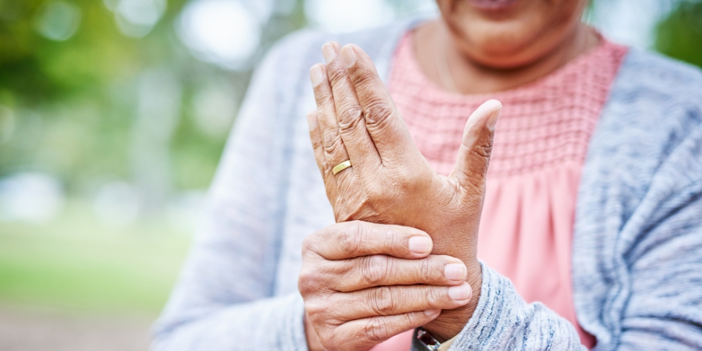 Mujer con problemas de artrosis en las manos